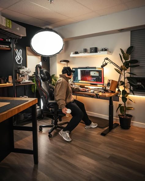 Content Creator Photography, Content Creator Room Aesthetic, Content Creation Setup, Video Editing Desk Setup, Content Creator Office Ideas, Filmmaker Office, Content Creator Room Ideas, Content Creator Room, Podcast Studio Aesthetic