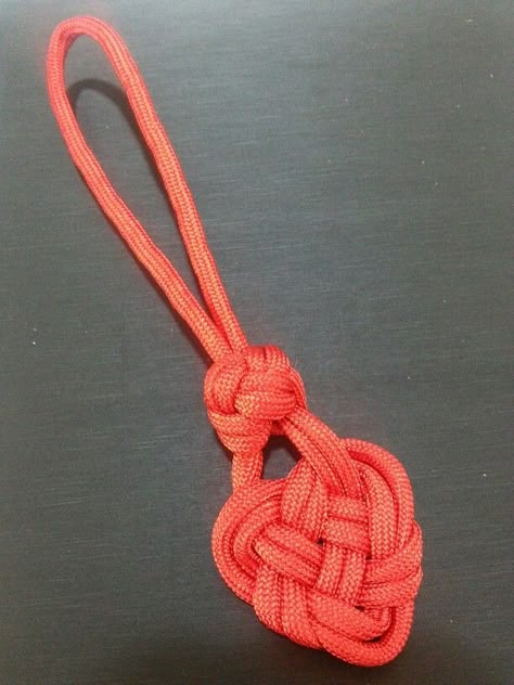 25 DIY Paracord Keychain Ideas with Instructions Knot Keychain, Celtic Heart Knot, Paracord Projects Diy, Paracord Diy, Paracord Knots, Heart Knot, Paracord Keychain, Knots Diy, Celtic Heart