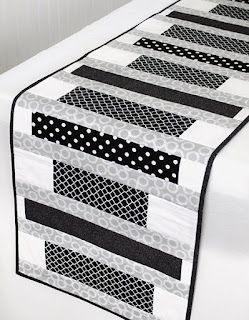 Quilt Inspiration: Free pattern day! Black and White quilts Modern Table Runners, Patchwork Table Runner, Black And White Quilts, Quilted Table Runners Patterns, Quilt Modernen, Place Mats Quilted, Bantal Sofa, Quilted Table Toppers, Quilt As You Go