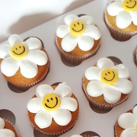 Retro Flower Cupcakes, Smiley Daisy Birthday, Retro Cupcake Ideas, Groovy Theme Cupcakes, Flower Power Cupcakes, Groovy Cupcakes Ideas, Two Groovy Cupcakes, Groovy Food Ideas, Groovy Cupcakes