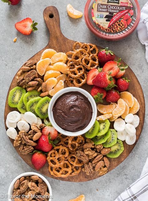 Easy Platter Ideas Finger Foods, Snack Plates Parties, Meat Platter Ideas Finger Foods, Easy Grazing Platter Ideas, Food Trays For Parties, Snack Party Ideas, Candy Tray Ideas, Fruit And Nut Platter, Choc Fondue