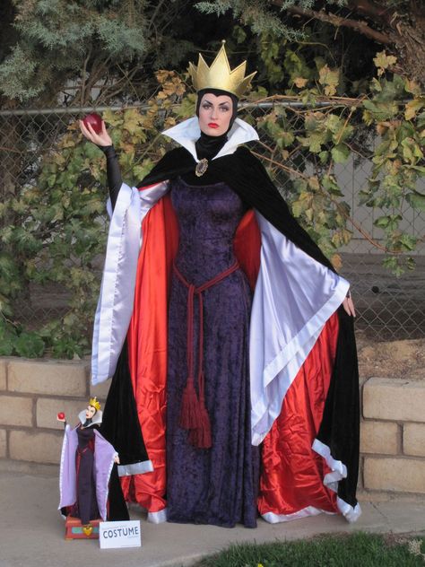 Evil Queen Costume, Halloween Costume Design, Cosplay Disney, Halloweenský Makeup, Carnaval Costume, Snow White Costume, Sette Nani, Villain Costumes, Queen Costume