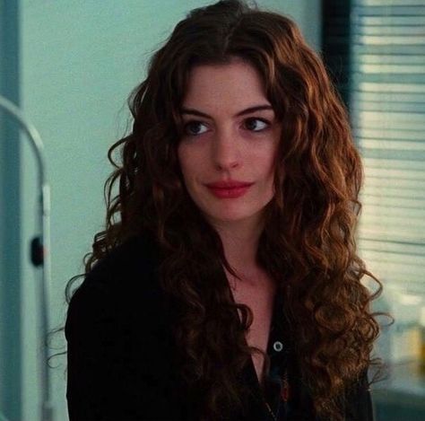 Iconic on Instagram: “Anne Hathaway as Maggie in “Love and other drugs”🥀” Anne Hathaway, Long Curly Hair, Wavy Hair, Anne Hathaway Hair, Dream Hair, Curly Girl, Long Curly, Hair Goals, Cortes De Cabello Corto