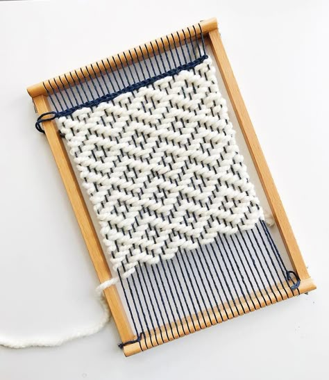 Diy Tapestry, Weaving Loom Diy, Weaving Loom Projects, Weaving Tutorial, Macrame Weaving, Diy Weaving, Weaving Loom, Wall Carpet, Weaving Textiles