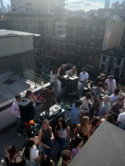 City Flat Aesthetic, New York Rooftop Party, Nyc Rooftop Party, New York Rooftop Aesthetic, New York Birthday Aesthetic, Rooftop Party Aesthetic, New York Party Aesthetic, Rooftop Party Ideas, Rooftop Bar Aesthetic