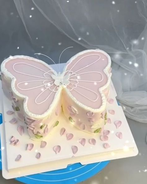 Ira Comleva 🕊 on Instagram: "Creating cakes 🍰❤️ Choose your favorite #cakedesign 1, 2 or 3? By @unique_cake_design_" Mini Butterfly Cake, Cake Kupu Kupu, Design Cakes Birthday, Butterfly Cakes Ideas, Unique Birthday Cake Ideas, Butterfly Cake Design, Unique Cake Ideas, Unique Cake Designs, Simple Cake Design