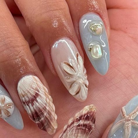 APRÉS GEL X NAILS 🇨🇦 on Instagram: "she sells seashells by the seashore 🎶

with inspiration from @oaklestudio 

#gelxnails #almondnails #shellnails #seashellnails #naturenails #beachnails #beachvibes #oceannails #summernails #summernailinspo #gelnailsdesign #nailart #3Dnails #nailcharms #nails2inspire #pinterestnails #mermaidnails #nailsoftheday" Seashell Nails, Sea Nails, Nagel Tips, Easy Nails, Summery Nails, Mermaid Nails, Vacation Nails, Nail Swag, Beach Nails