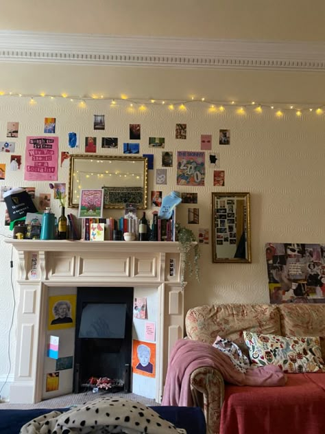 #uniroom #edinburghuni #flatdecor #prints #fireplace #interiordesign Dash And Lily Lilys Room, Fireplace Ideas Aesthetic, Uni Living Room Ideas, Girls Uni House Aesthetic, Uni House Decor Living Room, Uni Flat Aesthetic, Uni Flat Decor, Uni Living Room, Student House Aesthetic