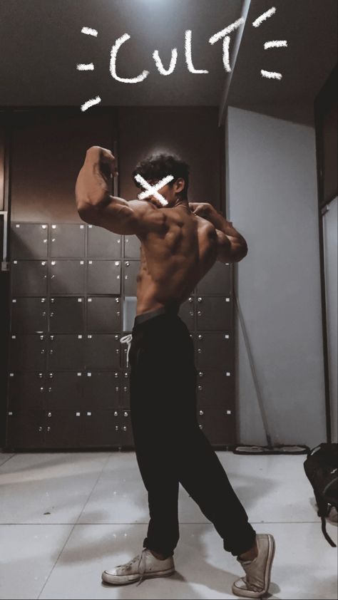 A strong young guy flexing his back muscle is such a way that is showing his years of work in making such a bad ass af sexy physique. Aesthetic Men Physique, Asthetic Bodybuilding Pose, Aesthetic Gym Poses Men, Gym Photography Ideas, Tough Guy Aesthetic, Athletic Physique Men, Gym Poses For Men, Gym Men Aesthetic, Gym Guy Aesthetic