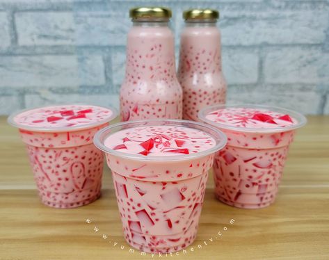 Strawberry Jelly Drink is a popular creamy summer drink in Philippines, where strawberry flavoured jelly and tapioca pearl is mixed in a rich strawberry flavoured cream made with all purpose cream, condensed milk, evaporated milk. This sweet and pink thirst-quencher is made up of your favourite summer jelly in a super creamy milk concoction. P.S. It also goes with small bombs of tapioca pearls! Sago Recipes, Jelly Drink, Tapioca Pearl, Yummy Kitchen, Milk Jelly, Candy Gifts Diy, Grass Jelly, Jelly Desserts, Coffee Jelly