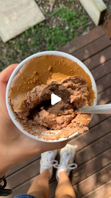 Sandra | health & wellness on Instagram: "High protein pudding pot 🤤

This recipe is perfect for breakfast, dessert or snack! You guys will LOVE it!

Ingredients:
10-15g dark chocolate
150g high protein yogurt
40g oats
15-20g biscoff spread
Lotus biscuit to crumble

Directions:
Melt chocolate in the microwave. Add yogurt and mix well. Then add oats and mix. This will gradually soak into the pudding and make it thick. Melt biscoff spread and pour on top. Place in the fridge for 10 min.

Enjoy 🤍

#oatmeal #overnightoats #healthy #healthybreakfast #healthysnacks #healthydessert #highprotein #highproteinbreakfast #highproteindessert #highproteinsnack #ﬁtness" Overnight Biscoff Oats, Protein Oat Mug Cake, Biscoff Protein Overnight Oats, Lotus Biscoff Overnight Oats, Biscoff Overnight Oats, High Protein Pudding, High Protein Yogurt, Lotus Biscuits, Protein Yogurt