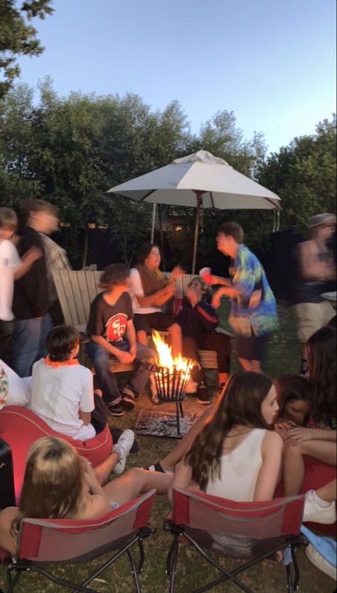 Family Parties Aesthetic, Southern Party Aesthetic, Backyard Rager Party, Cookout With Friends, Family Fun Aesthetic, Backyard Bonfire Aesthetic, Bbq With Friends Aesthetic, Big Friendgroups, Backyard Summer Party Aesthetic