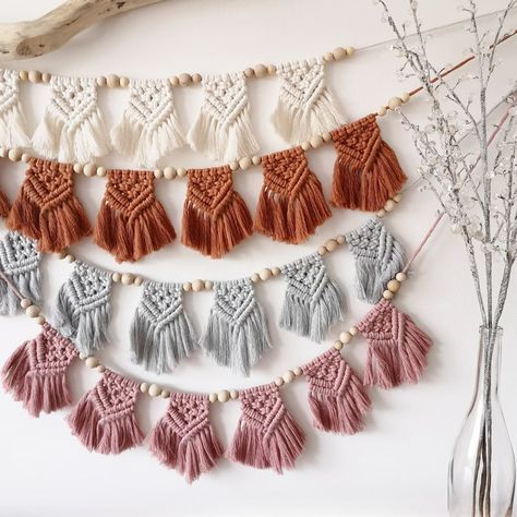 Macrame Garland Pattern, Macrame Bunting Tutorial, Diy Macrame Garland, Macrame Bunting Diy, Macrame Products Handmade, Macrame For Christmas, Macrame Garland Christmas, Christmas Macrame Ideas Diy, Macrame Circle Diy