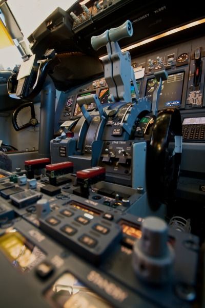 Boeing 737-800 throttle quadrant Boeing 737 Cockpit, Jet Privé, Aviation Technology, Plane And Pilot, Airplane Wallpaper, Pilots Aviation, Airline Pilot, Airplane Photography, Airplane Pilot