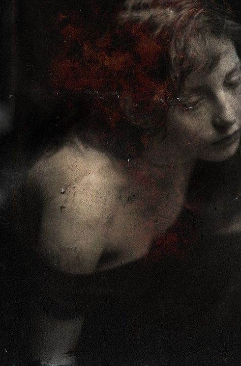 Is this by Sarah Moon?pho Rennaissance Art, Hur Man Målar, Foto Art, Ethereal Art, Classical Art, 인물 사진, Dark Art, Dark Aesthetic, Classic Art