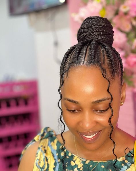 2022 Beautiful and Simple Hairstyles You Can Rock. - Ladeey Cornrows With Loose Hair, Simple Shuku Hairstyles, Cute Corn Rows Hairstyles Black Hair, Simple Corn Row Styles, Corn Row Goddess Braids, Corn Rows And Braids, Simple Weaving Hairstyles, Simple Cornrow Braids, Simple Cornrows For Black Women