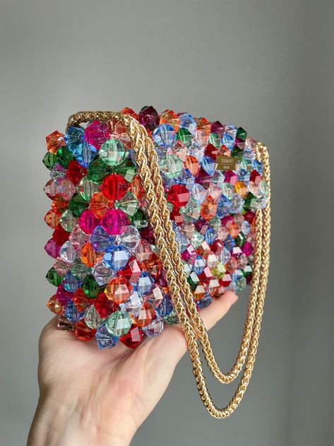 Pearl Bags Design, Handmade Beaded Bags, Beads Purse Diy, Beaded Bag Ideas, Beaded Bag Design, Diy Bead Bag, Crystal Beaded Bag, How To Make Pearl Bag, Bead Bag Diy