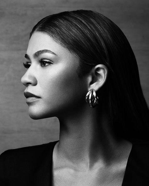 black and white Zendaya Black And White Portrait, Vogue Magazine Poses, Celebrities Black And White Photography, Black And White Pictures Of Celebrities, Nicki Minaj Black And White Portrait, Powerful Women Photoshoot, Black And White Portraits Of Women, Black And White Celebrity Photos, Black And White Reference Photos