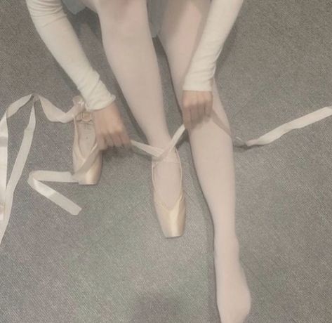 #ballet #balayage #balletdancer #coquette #fashion #explorepage #softaesthetic Ballet Beauty, Ballet Inspiration, Dancing Aesthetic, White Swan, كريستيانو رونالدو, Ballet Girls, Pointe Shoes, Miss Dior, Swan Lake