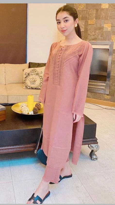 Pakistani Women Dresses, Lace Dress Design, Womens Trendy Dresses, Stylish Short Dresses, Pakistani Fancy Dresses, Pakistani Dresses Casual, Pakistani Fashion Party Wear, Beautiful Pakistani Dresses, Salwar Kamiz