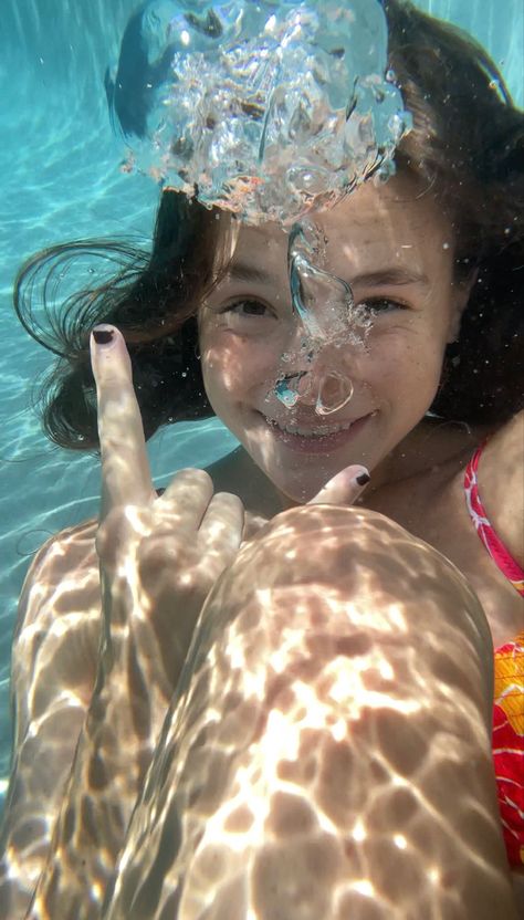 #pool #swim #smile #bubbles #underwater Cool Underwater Pictures, Person Underwater Reference, Person Underwater Drawing, Bubbly Poses, Bubble Reference, Person In Water, Swimming Reference, Underwater Reference, Underwater Poses