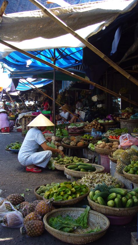 Fresh food! Dong ba market ~ Vietnam Culinary Poster, Vietnam Market, Vietnam Street Food, Street Food Market, Vietnam Food, Traditional Market, Fresh Market, Outdoor Market, Night Market