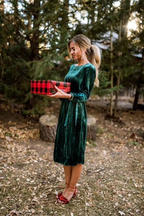 25 Christmas Outfit Ideas for Moms that are effortless and chic Simple Christmas Outfits, Party Outfit Plus Size, Christmas Outfits Dressy, Christmas Clothing Ideas, Leanne Barlow, Elle Apparel, Christmas Outfit Inspiration, Outfit Ideas Christmas, Holiday Outfits Summer