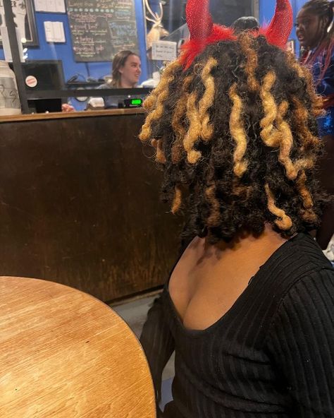 Locs With Highlights, Blonde Brown Highlights, Twa Hairstyles, Beautiful Dreadlocks, Beautiful Black Hair, Short Locs Hairstyles, Faux Locs Hairstyles, Dreadlock Style, Dreadlock Styles