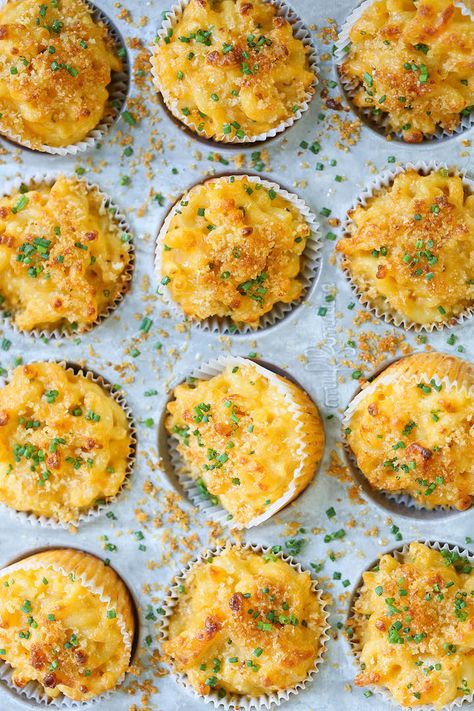 Picnic Food Kids, Party Food Easy, Mac And Cheese Muffins, Mac And Cheese Cups, Cheese Cups, Picnic Snacks, Wine And Cheese Party, Cheese Muffins, Cheese Bites