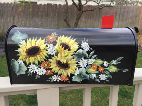 Charming painted mailbox sunflowers and daisies spring Garden Curb Appeal, Painted Mailbox, Curb Appeal Ideas, Personalized Mailbox, Painted Mailboxes, Diy Mailbox, Mailbox Ideas, Summer Gardening, Custom Mailboxes