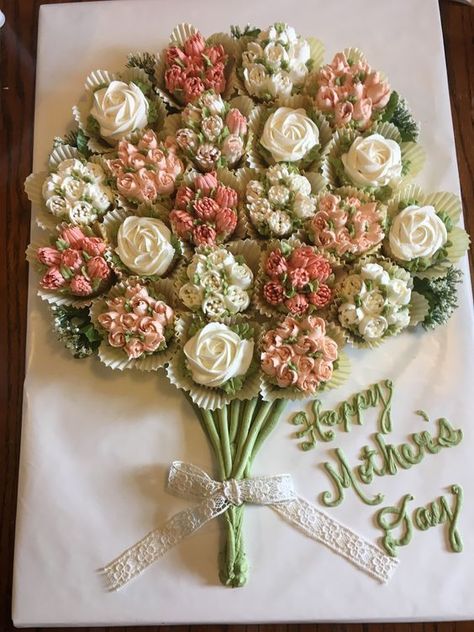 Bouquet Flower Cupcakes, Cupcakes Decoration Russian Tips, Russian Flower Cupcakes, Floral Cupcake Cake, Creative Bakery Ideas, Pretty Flower Cupcakes, Cake Decorating Step By Step, Birthday Cupcakes Ideas Aesthetic, Treat Yourself On Your Birthday