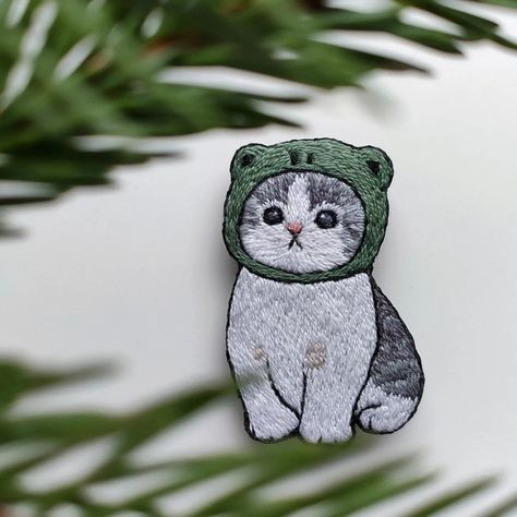 Embroidered brooch Small Cat Embroidery, Cats Embroidery, Fill Embroidery, Frog Hat, Embroidered Cat, Cat Embroidery, Embroidered Brooch, Embroidery Tshirt, Basic Embroidery Stitches