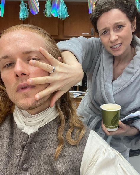 Outlander Funny, Sam Hueghan, Sam Heughan Caitriona Balfe, Sam And Cait, Claire Fraser, Outlander Book, Outlander Jamie, Outlander Tv, Men In Kilts