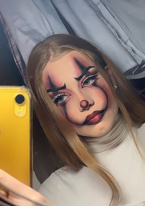 Clown Makeup And Outfit, Hallowen Schminke, Creepy Clown Makeup, Maquillage Halloween Simple, Pelottava Halloween, Cute Clown Makeup, Halloween Makeup Clown, Halloweenský Makeup, Scary Clown Makeup