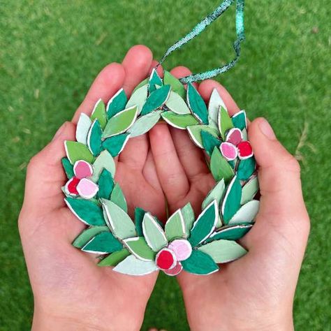 Upcycled Mini Wreath Floral Christmas Wreath, Crafts Ideas For Kids, Cardboard Christmas Tree, Mini Wreath, Wreath Project, Handmade Charlotte, Floral Christmas, Beautiful Christmas Decorations, Mini Wreaths