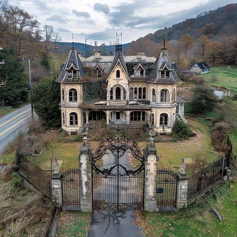 Gothic Homes, Gothic Cottage, Victorian House Plans, Old Victorian Homes, Old Abandoned Buildings, Creepy Houses, Old Abandoned Houses, Dream Life House, Victorian Mansions