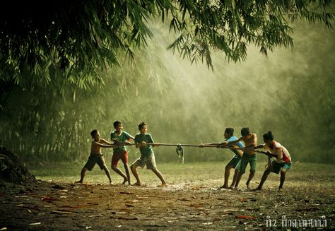 Indonesian traditional Game -Tarik Tambang- Village Kids, Childhood Memories Quotes, Childhood Photography, Childhood Memories Art, Vietnam Voyage, Village Photos, Village People, Village Photography, Childhood Games