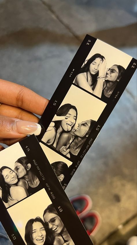 Photo Booth Pictures Strip, Friends Photo Booth, Vintage Film Strip, Photobooth Strip, Christmas Bg, Photobooth Selfie, Photo Booth Photos, Photo Booth Strip, Photobooth Pics