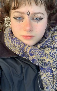 Fae Aesthetic Eye Makeup, Graphic Winged Liner, Fairy Makeup Eyeliner, Starwars Inspired Makeup, Hippies Make Up, Nordic Makeup Viking, Cosmic Makeup Looks, Weird Eyeliner Looks, Random Makeup Looks