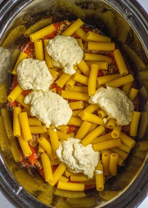 Crockpot Baked Ziti No Ricotta, Rigatoni Pasta Recipes Crockpot, Rigatoni Recipes Crockpot, Rigatoni In Crockpot, Crockpot Baked Ziti With Sausage, Crockpot Mostaccioli Recipe, Italian Sausage Recipes Crockpot, Crock Pot Rigatoni, Crockpot Rigatoni