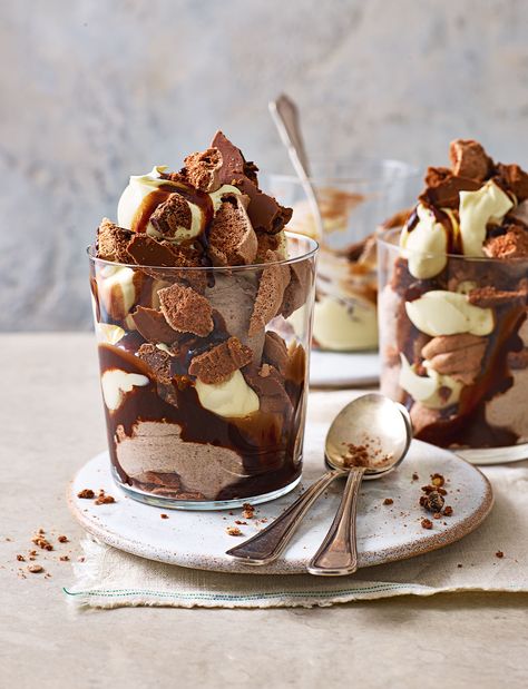 Super Easy Dessert, Dessert Pots, Whipped Cream Chocolate, Super Easy Desserts, Desserts In A Glass, Chocolate Meringue, Chilled Desserts, Eton Mess, Cold Desserts