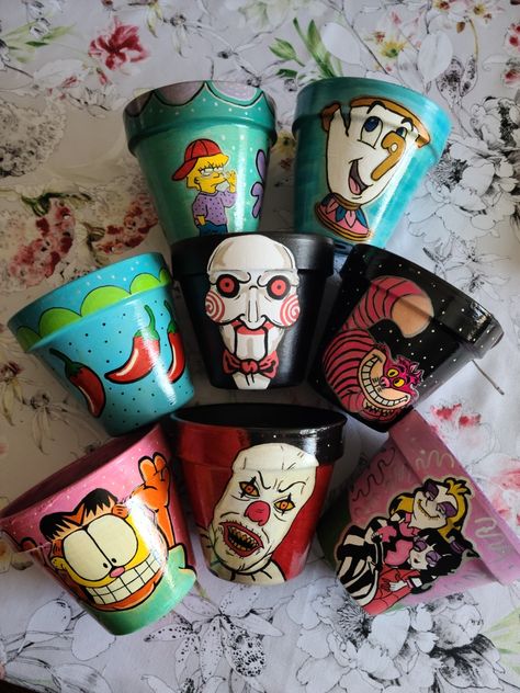 Clay pots painted with pens and acrylic paints Horror Plant Pots, Horror Flower Pots, Halloween Plant Pots, Horror Crafts, Terra Cotta Pot Crafts Diy, Clay Pot Projects, Diy Pottery Painting, Flower Pot Art, Pot Painting