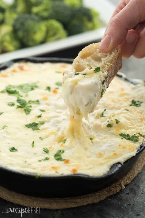 Creamy and extra cheesy, this chicken alfredo dip is a must-make for any party. Serve with slices of crusty bread or veggies for dipping. Chicken Alfredo Dip Recipe, Chicken Alfredo Dip, Alfredo Dip, Holiday Appetizers Easy, Cheesecake Dip, Tater Tots, Holiday Appetizers, Chicken Alfredo, Cheesy Chicken