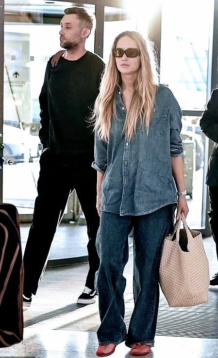 Jennifer Lawrence and husband Cooke Maroney Jennifer Lawrence Fall Outfit, Pregnant Jennifer Lawrence, Jennifer Lawrence Outfits, Jennifer Lawrence Street Style, Cooke Maroney, September Style, Jennifer Lawrence Style, Slow Clothing, Jennifer Lawrence Pics