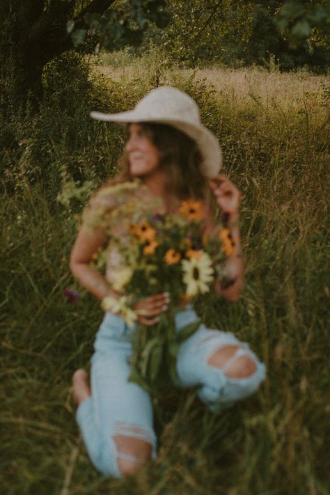 Western Flower Photoshoot, Senior Wildflower Pictures, Field Of Flowers Photoshoot, Fall Western Photoshoot, 20th Anniversary Photo Shoot, Giveaway Photoshoot, Flower Shirt Photoshoot, Floral Photoshoot Ideas, Meadow Photoshoot