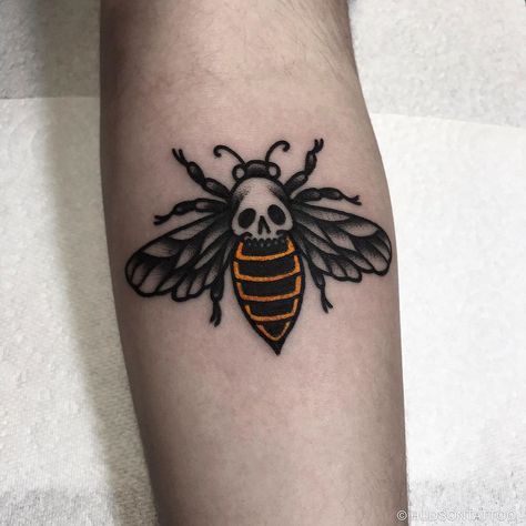 Bee for Marlene’s first tattoo 🐝 Traditional Tattoo Knee, Tattoo Bee, Small Skull Tattoo, Skull Tattoo Flowers, Bumble Bee Tattoo, Traditional Tattoo Inspiration, Traditional Style Tattoo, Bug Tattoo, Traditional Tattoo Sleeve