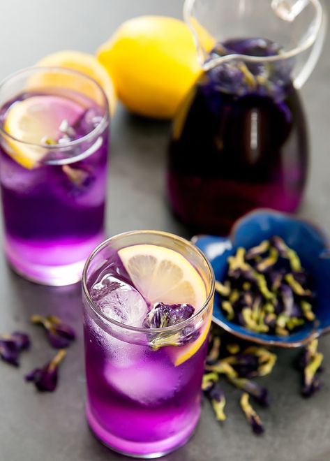 two glasses of Butterfly pea flower tea lemonade garnished with lemon slices Good Lemonade Recipe, Pea Flower Tea, Best Lemonade, Butterfly Pea Tea, Butterfly Pea Flower Tea, Tea Lemonade, Lemonade Drinks, Liquor Drinks, Butterfly Pea Flower