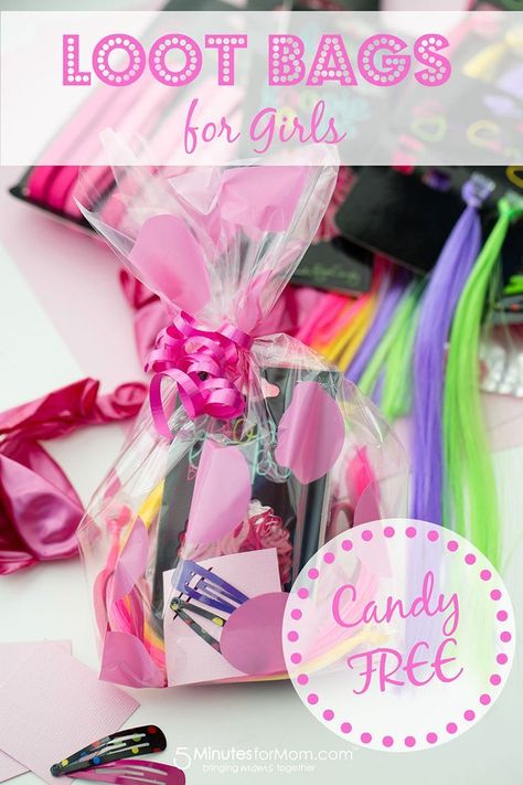 Birthday Loot Bag Idea for Girls -- Fun, Candy-Free, and Affordable! These birthday party gift bags are simple and won't cause cavities. Loop Bag Ideas Birthday, Birthday Party Gift Bag Ideas, Gift Bag Ideas, Return Gifts For Kids, Candy Theme Birthday Party, Birthday Return Gifts, Goodie Bags For Kids, Girls Fun, Bags Ideas