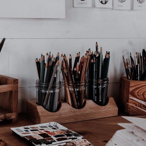 Drawing Utensils, Art Academia, Trendy Water Bottles, Artsy Aesthetic, Water Aesthetic, Artist Aesthetic, Workspace Inspiration, Dessin Adorable, Aesthetic Painting