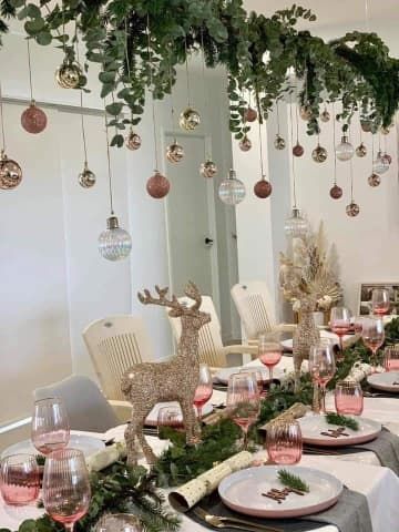 Above Table Christmas Decorations, Table Rod Decoration Ideas, Ornaments Hanging From Ceiling, Ideas Para Navidad 2022, Dekoratívne Vence, Christmas Dining Table, Christmas Dinner Table, Christmas Decor Inspiration, Xmas Deco